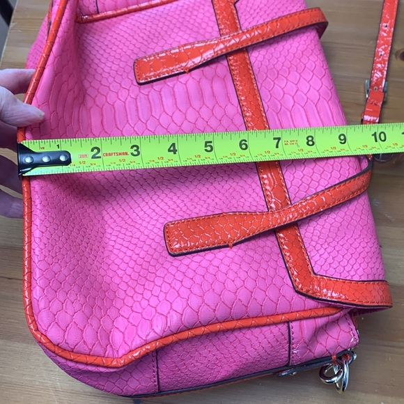 Guess NWOT Hot Pink w Red Faux Alligator Bag, Gold Hardware. - Picture 9 of 11